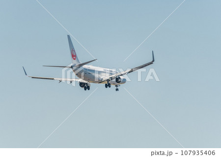 【城南島海浜公園上空から着陸態勢のJAL機　後ろ姿】 107935406