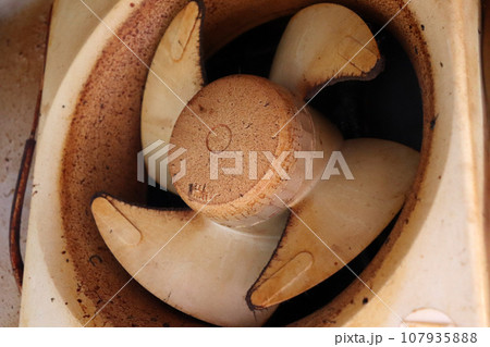 汚れた換気扇 107935888