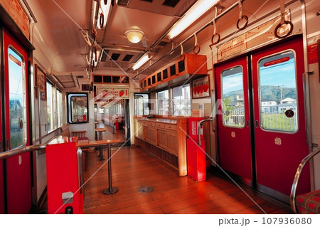 いちご電車の車内 いちご電車の車内 107936080