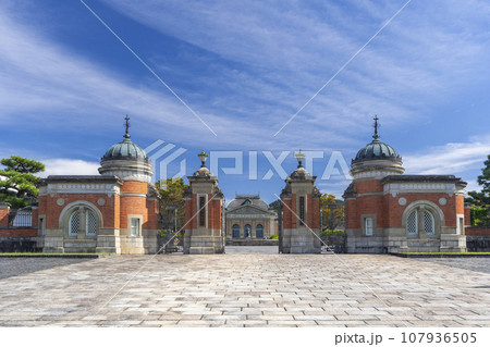 京都国立博物館正門（京都府京都市東山区茶屋町） 107936505