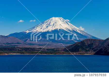 山梨県南巨摩郡身延町　本栖湖と周辺の風景 107937030