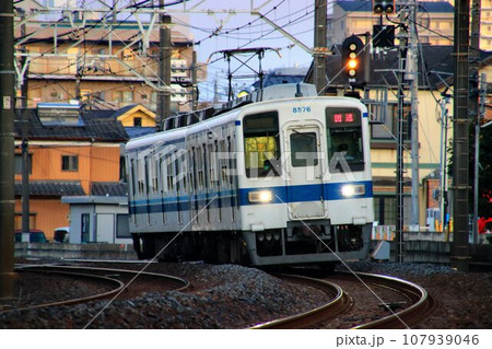 誕生から60年!!… 下町路線へむけ出勤中(回送中)のベテラン通勤車『8000系』 107939046