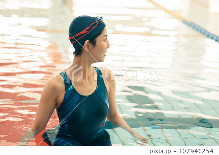 競泳プールと若い女性 107940254