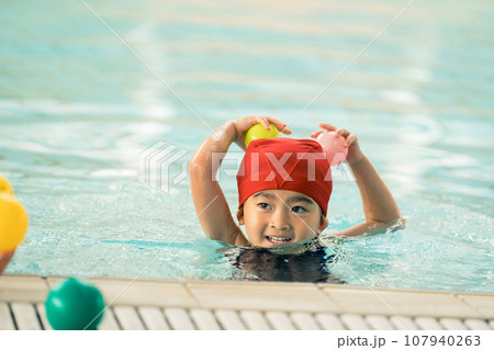 スイミングスクールの4歳児クラス スイミングスクールの4歳児クラス 107940263