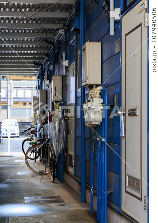 木造アパートの入口側の光景 木造アパートの入口側の光景 107940506