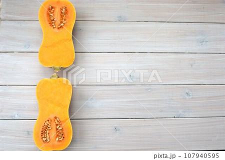 カットしたバターナッツカボチャ 107940595