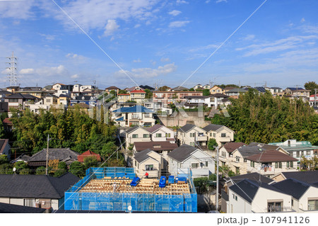 丘に建つ住宅街と青空 丘に建つ住宅街と青空 107941126