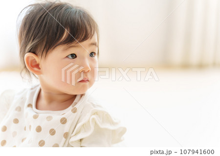 赤ちゃんの横顔のポートレート 赤ちゃんの横顔のポートレート 107941600