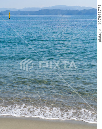 千鳥ヶ浜海岸(徳島県鳴門市)。(縦構図) 千鳥ヶ浜海岸(徳島県鳴門市)。(縦構図) 107941771