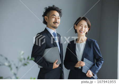 ミドルビジネスマン　男女 107941955