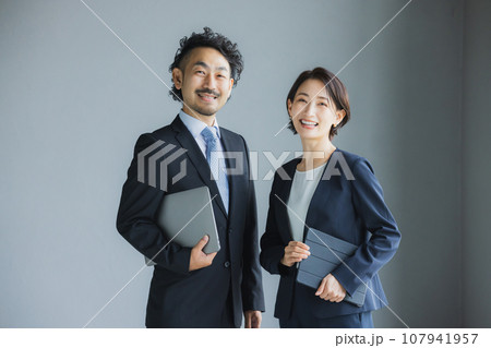 ミドルビジネスマン　男女 107941957