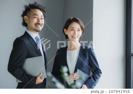 ミドルビジネスマン　男女 107941958