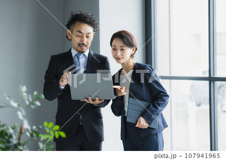 ミドルビジネスマン　男女 107941965
