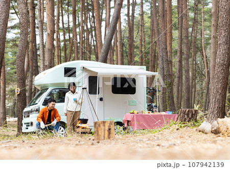 キャンプを楽しむカップル キャンプを楽しむカップル 107942139