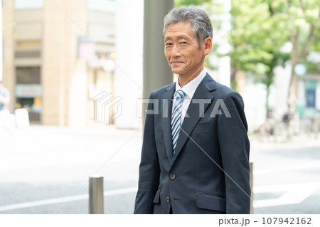 歩くシニア男性 ビジネス 歩くシニア男性 ビジネス 107942162