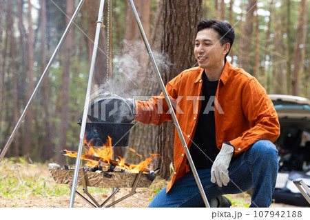 キャンプを楽しむ男性 キャンプを楽しむ男性 107942188
