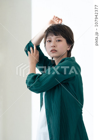 Z世代の女性 107942377