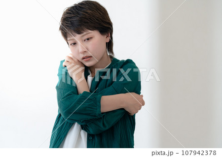 Z世代の女性 107942378