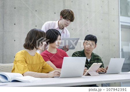 パソコンを見ながらディスカッションする学生たち グローバル教育イメージ パソコンを見ながらディスカッションする学生たち グローバル教育イメージ 107942391