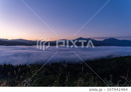 越後三山の朝焼け 越後三山の朝焼け 107942464