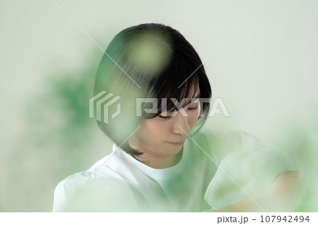 赤ちゃんを抱く女性 107942494