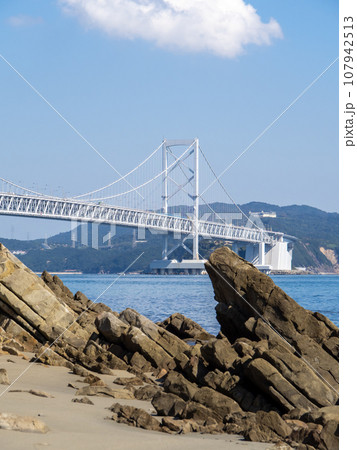 千鳥ヶ浜海岸(徳島県鳴門市)から大鳴門橋を見る。(縦構図) 107942513