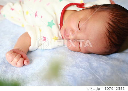 眠る新生児 眠る新生児 107942551