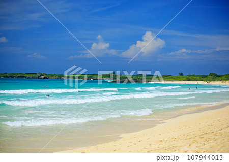 沖縄　伊良部島　渡口の浜　透明度抜群の海 107944013