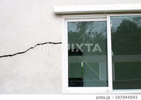 Home building problem. Wall cracked. Home building problem. Wall cracked. 107944043