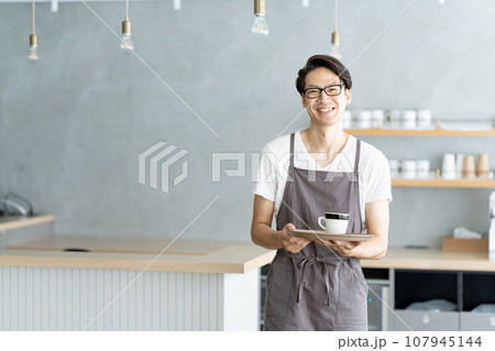 カフェで働く男性店員 107945144