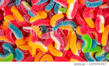 大量のカラフルなグミ 107945307