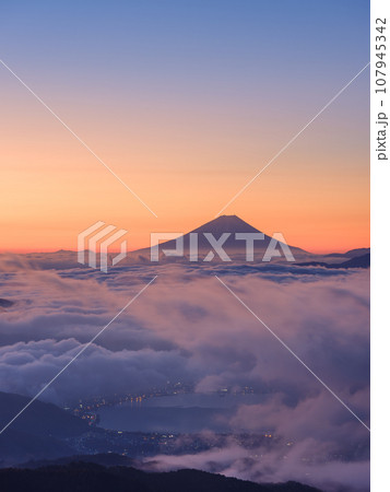 長野_高ボッチ高原から見る富士山と雲海の絶景 107945342