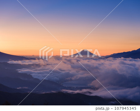 長野_高ボッチ高原から見る富士山と雲海の絶景 107945345