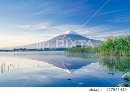 （山梨県）河口湖の向こうに薄雪化粧した富士山 107945430