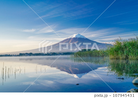 (山梨県)河口湖の向こうに薄雪化粧した富士山 (山梨県)河口湖の向こうに薄雪化粧した富士山 107945431