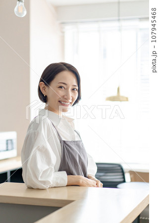 エプロンを着た笑顔の女性 107945468