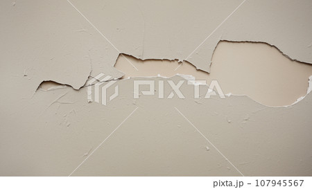 割れた石膏ボード 107945567