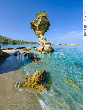長崎_青空に映えるりんご岩の風景 107946262