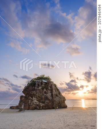 島根_夕暮れの稲佐の浜の絶景風景 島根_夕暮れの稲佐の浜の絶景風景 107946494