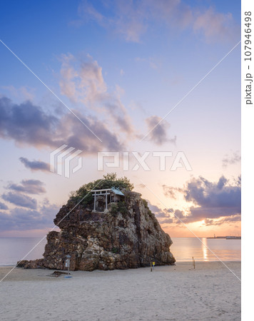 島根_夕暮れの稲佐の浜の絶景風景 107946498
