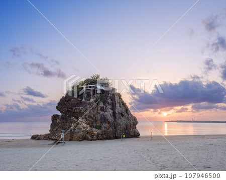 島根_夕暮れの稲佐の浜の絶景風景 島根_夕暮れの稲佐の浜の絶景風景 107946500