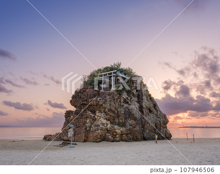 島根_夕暮れの稲佐の浜の絶景風景 107946506