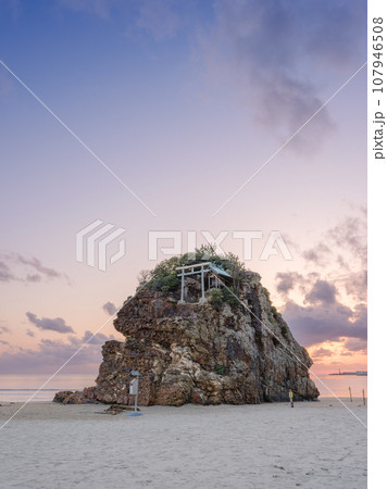 島根_夕暮れの稲佐の浜の絶景風景 島根_夕暮れの稲佐の浜の絶景風景 107946508