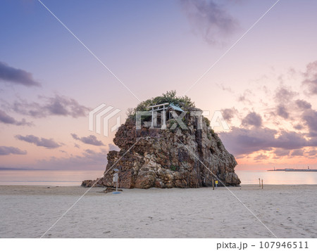 島根_夕暮れの稲佐の浜の絶景風景 107946511