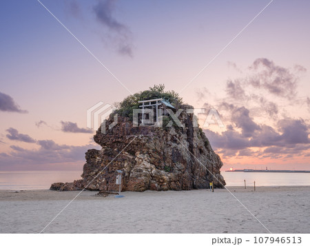 島根_夕暮れの稲佐の浜の絶景風景 島根_夕暮れの稲佐の浜の絶景風景 107946513