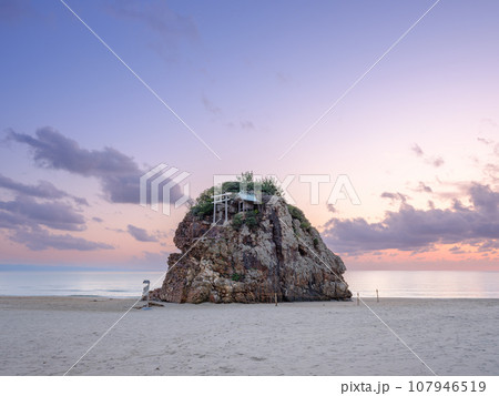 島根_夕暮れの稲佐の浜の絶景風景 島根_夕暮れの稲佐の浜の絶景風景 107946519