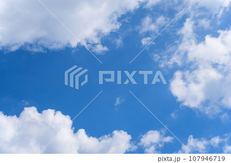 【風景・背景素材】青空と白い雲 107946719