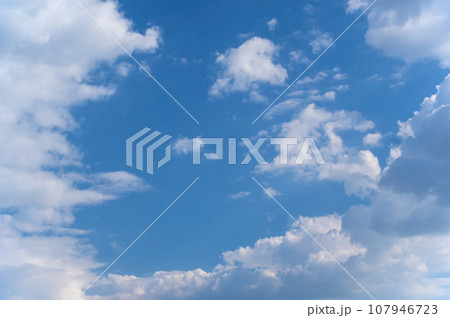 【風景・背景素材】青空と白い雲 【風景・背景素材】青空と白い雲 107946723