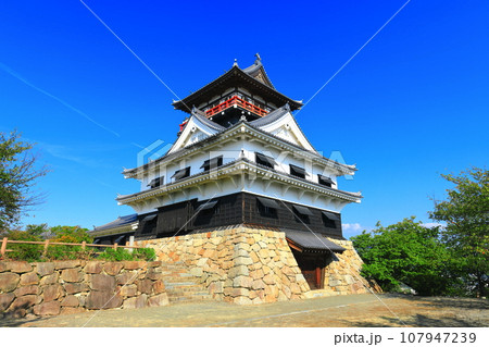 【愛媛県】快晴の川之江城 天守閣 107947239