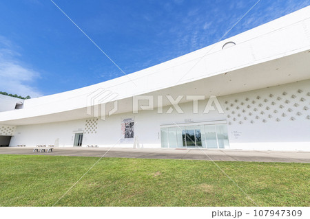 青森県青森市 晴天の青森県立美術館 青森県青森市 晴天の青森県立美術館 107947309